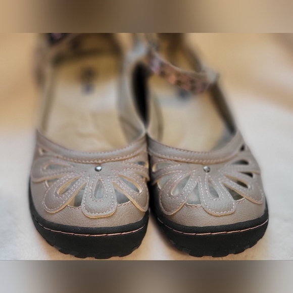 JBU Gray Flats with Sunburst Cut-Out Design.  Size 7.5 - Picture 5 of 5